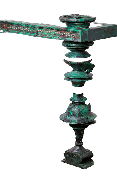 Nel 2003 in un’abitazione signorile ad Avenches sono state ritrovate parti di almeno tre sontuosi letti, chiamati kline. Questi arredi di lusso rivestiti in bronzo dovevano ornare in origine la sala da pranzo.
Letto. Bronzo, inserti d'argento e rame. 50 a. C. ca. Avenches. Canton Vaud. © AVENTICVM – Site et Musée romains d’Avenches