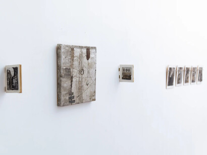 Salifou Lindou, Carambolage (Carom shots), vue de l’exposition. Avec l’aimable autorisation de la galerie Afikaris