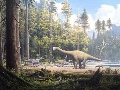 Illustrazione del tardo Giurassico su una delle grandi isole del bacino della Bassa Sassonia, nel nord della Germania, con esemplari di sauropode Europasaurus holgeri e iguanodonte, in primo piano ci sono due Compsognathus e a destra un Archaeopteryx