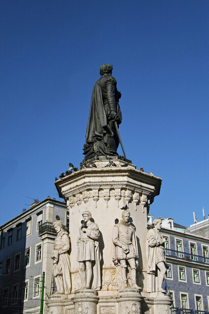 Entenda como a literatura brasileira modernista, apesar de romper com tradições anteriores, manteve a influência portuguesa, reconhecida por autores como Mário de Andrade e Oswald de Andrade. Monumento a Luís Vaz de Camões em Lisboa, Portugal, 1867 