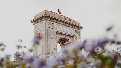 Arco do Triunfo e a bandeira da Itália hasteada
