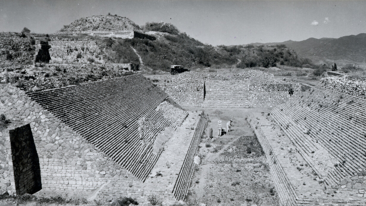 Patio de la pelota de Monte Albán, fotografiado por Sigvald Linné en 1932