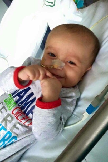 Abel en su cama del hospital