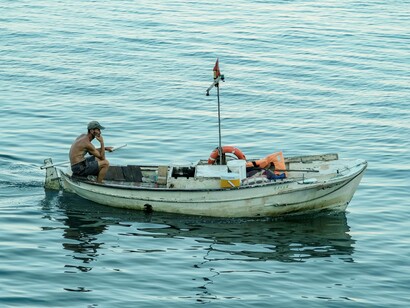 Pescatore in barca: "Non ho mai pensato che esistesse un altro luogo al di fuori del mare"