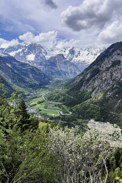 In spring and summer, as the snow melts around Mont Blanc, the hidden paths to Morgex’s high-altitude vineyards become accessible © Donatella Polizzi