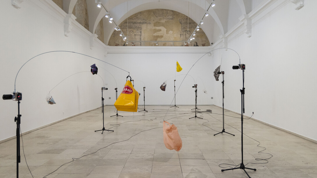Núria Fuster, (         ) -Aire que yo respiro-, vista de exhibición. Cortesía del Museo Patio Herreriano