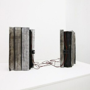 Francesco Fonassi, Tenere in custodia, 2017, 30′ sound pièce, speakers, piombo, low frequency exciter