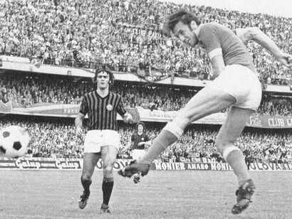 1972–73SerieA- Hellas Verona contro AC Milan: goal di Sirena, Sabadini osserva