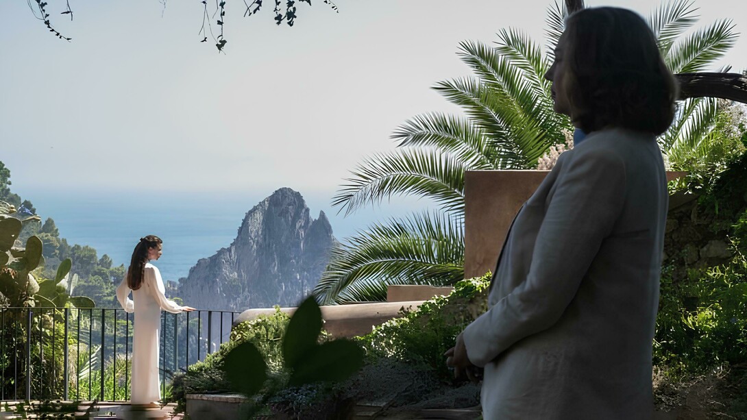 'Parthenope' di Paolo Sorrentino, scena tratta dal film. Emozione e nostalgia, la pellicola unisce momenti estremamente vivaci e altri dai toni malinconici e angosciati. Sorrentino riflette sull'età che avanza paragonata a una giovinezza perfetta