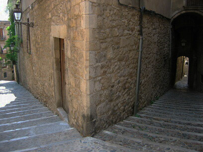 En 1492, los reyes católicos y el inquisidor Torquemada ordenaron la expulsión de los judíos. Se les permitió vivir en el call si consentían ser bautizados por sacerdotes católicos. De calles estrechas y en pendiente, se convirtió en lugar de reclusión, mientras se les obligaba a vestir con la capa judaica y se les impedía ejercer oficios públicos. Carrer del Call, Gerona, España