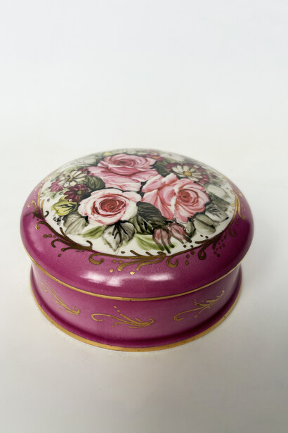 Courtesy of Lale Burkutoğlu, box for turkish delight (replica of the original design), handmade, by Serpil Bulut, 2010