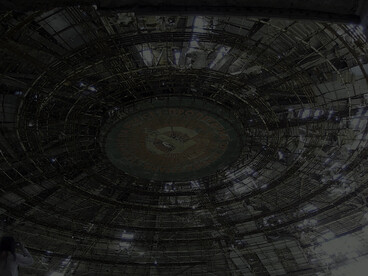 Detalle del techo en la cámara interior del Monumento Buzludja, Bulgaria