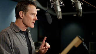 El actor Bryan Cranston en el doblaje de "Madagascar 3"