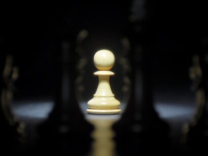 Un peón de ajedrez ante las piezas mayores