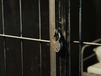 A condenação de Andy Dufresne e sua adaptação ao ambiente hostil de Shawshank nos levam a refletir sobre dilemas éticos, julgamentos precipitados e o poder da resiliência em situações adversas