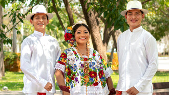 Jóvenes vestidos para bailar la tradicional jarana yucateca, baile y música originarios de la Península de Yucatán (México)