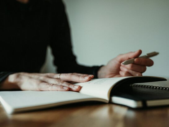 Cada locación en una novela es un escenario vivo: no solo contiene la acción, también revela personajes, anticipa conflictos y da cuerpo al mundo narrado