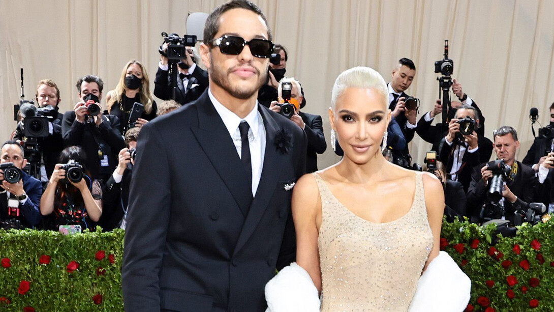 Kim Kardashian atendendo ao Met Gala em 2022 com um vestido de Marilyn Monroe usado em 1962