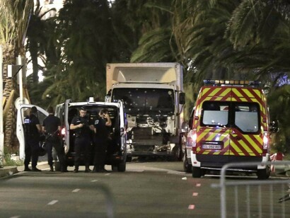 Las fuerzas de seguridad controlan el lugar del atentado en Niza