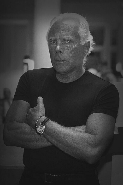 Giorgio Armani. Se guardiamo gli operatori del settore moda sono sempre con una loro divisa che poco muta. Cosa li rende impermeabili alle influenze del settore? “Lo stile… - quello citato da Chanel, che “rimane” mentre - “…la moda passa”