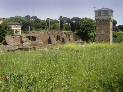 Circo Massimo, Roma, Italia. A questa irrefrenabile passione per i giochi, e in particolare per le corse dei carri, forse contribuiva anche la stessa struttura grandiosa del Circo Massimo, le cui gradinate erano lunghe circa un chilometro e mezzo