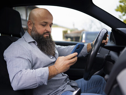 Le monde défile, les yeux sur l'écran