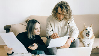 Descubra as vantagens e desafios do trabalho remoto, sua influência no mercado moderno e como se preparar para essa tendência crescente. Leia agora e refine sua perspectiva sobre o home office! 