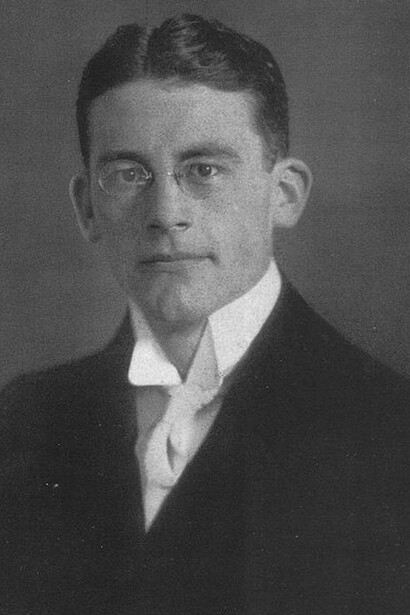 Schmitt invoca el poder *subjetivo* del líder para que ordene las posiciones y declare a los amigos y a los enemigos del régimen. Carl Schmitt (Plettenberg, 11 de julio de 1888 - Plettenberg - 7 de abril de 1985, fuefilósofo, teórico político, jurista alemán y activista nazi destacado pero efímero (1933-1936)