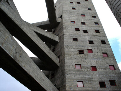 Edifício do SESC Pompéia, obra iniciada na década de 1970 pela arquiteta Lina Bo Bardi na capital de São Paulo, Brasil
