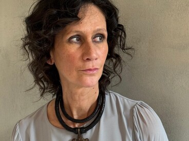 Barbara Codogno, qui in foto, utilizza spesso la figura retorica della mise en abyme, creando strutture narrative concentriche e ossessive