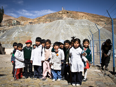 Figli dei minatori nella scuola ai piedi del Cerro