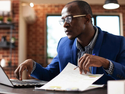 La sociedad civil internacional en la próxima reunión de Sevilla (y quizás deba ser así) irán a insistir sobre realidades que ya deberían haberse conseguido años atrás pero que, desgraciadamente, lo más caliente de ellas todavía está en el fregadero...Hombre trabajando para la reunión de Sevilla, España