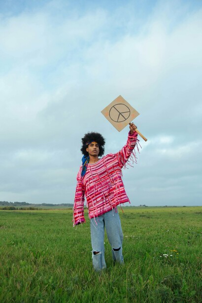 A moda dialoga com sistemas de produção, com disputas de poder e com movimentos sociais