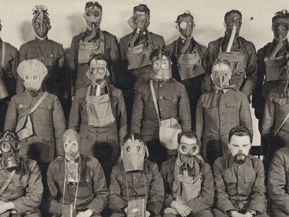 Soldati con maschere antigas