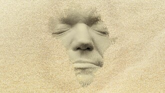 Máscara con el rostro de St Germain creada por el artista urbano Gregos