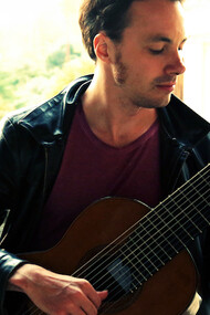 IKE Isaac de Martin, chitarra decacorde. Photo by Anastasia Kovalchuk