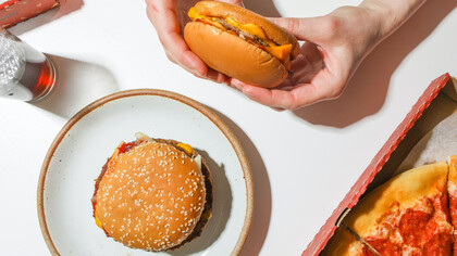 Cheat meal: saltarse un día a la semana la dieta establecida para disfrutar de una comida más calórica e insana