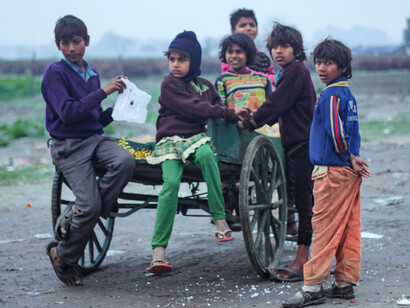 Des enfants livrés à eux-mêmes dans les périphéries rurales. La pauvreté, souvent héritée et non choisie, prive encore des millions d’enfants d’un accès équitable à l’éducation et à un avenir digne