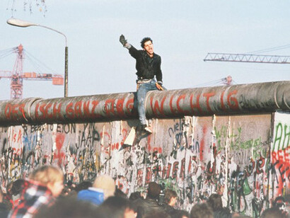 Joven celebra la caída del Muro de Berlín en noviembre de 1989, Berlín, Alemania