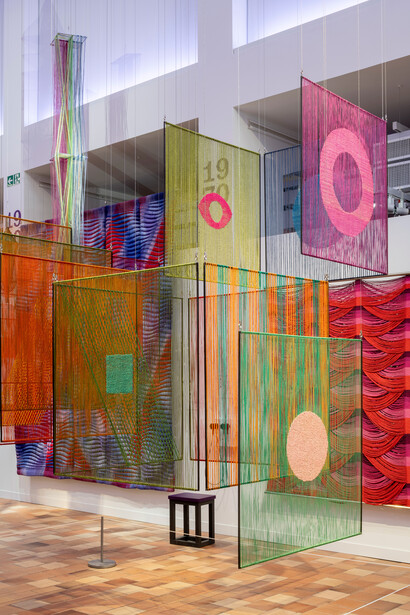 Verschiedene künstler:innen, Textile manifeste. Von Bauhaus bis Soft sculpture, ausstellungsansicht. Mit freundlicher genehmigung des Museum für Gestaltung