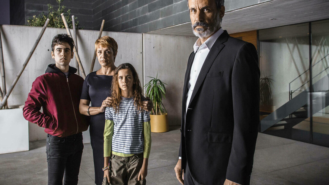 Juan Elías Giner (Francesc Garrido) con su mujer Alicia Castro (Blanca Portillo) e hijos