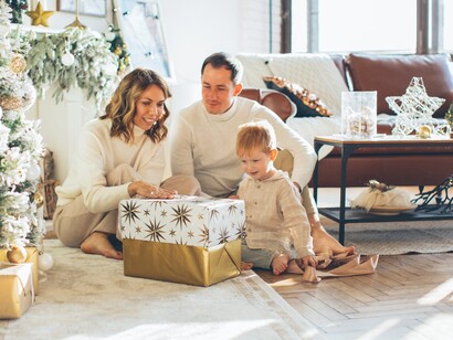 Família abre presentes de natal