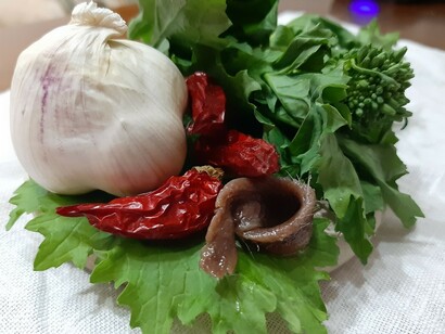Gli ingredienti della salsa: cime di rapa, acciughe, aglio e peperoncino