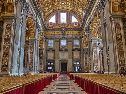 Navata centrale della basilica di San Pietro, Roma, Italia. Gli schemi a pianta centrale con copertura a cupola, più amati per la maggiore scenografia dagli architetti, e quelli longitudinali, più tradizionali e preferiti dalla Curia per la maggiore recettività, si alterneranno sempre nei due secoli della realizzazione