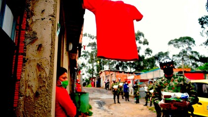 La bandera roja del hambre en Colombia
