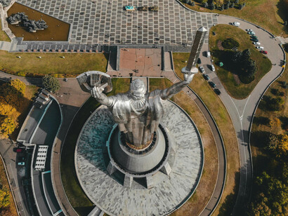 Monumento a Mãe Pátria na cidade de Kiev, capital da Ucrânia. Saiba como a ONU pode desempenhar um papel crucial na busca por uma solução pacífica e na mitigação das consequências do conflito entre Rússia e Ucrânia