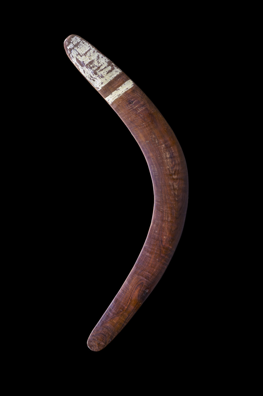 Boomerang, Australie, Queensland, île Mornington, Lardil. Milieu du 20e siècle 
Bois, pigments, L 65,7 cm l 23,5 cm, Don d’Yvonne Cuénod en 1957, MEG, Photo: © MEG, J. Watts