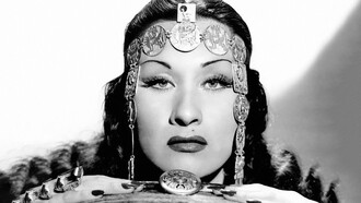 Yma Sumac. Grandie dans des paysages sauvages idylliques, sa bravoure vocale viendrait des échos des oiseaux qui l'entouraient depuis son enfance