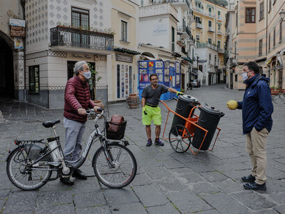 Amalfi, 6 mayo 2020: tres residentes mantienen la distancia de seguridad en una plaza del Duomo totalmente (Chris Warde-Jones/The Daily Telegraph)