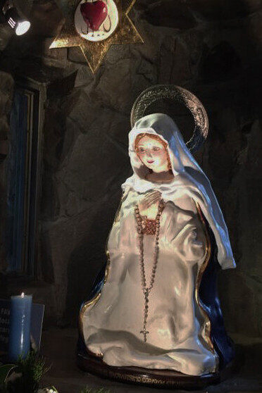 A través de sus apariciones, la Virgen transmitió mensajes de conversión y oración, pidiendo que fueran difundidos